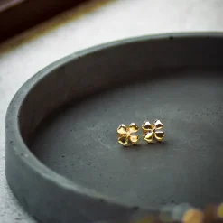 Aagaard Gaver Til Sundhedspersonalet|Smykker*firkløver ørestikker i guld