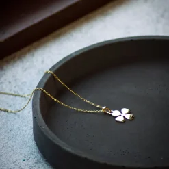 Aagaard Gaver Til Sundhedspersonalet|Smykker*halskæde med forgyldt firkløver