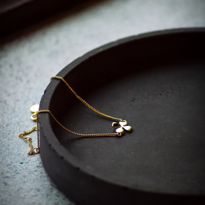 Sygeplejebutikken Gaver Til Sundhedspersonalet|Smykker*Armbånd med guldtone firkløver