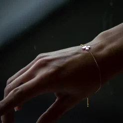 Sygeplejebutikken Gaver Til Sundhedspersonalet|Smykker*Armbånd med guldtone firkløver