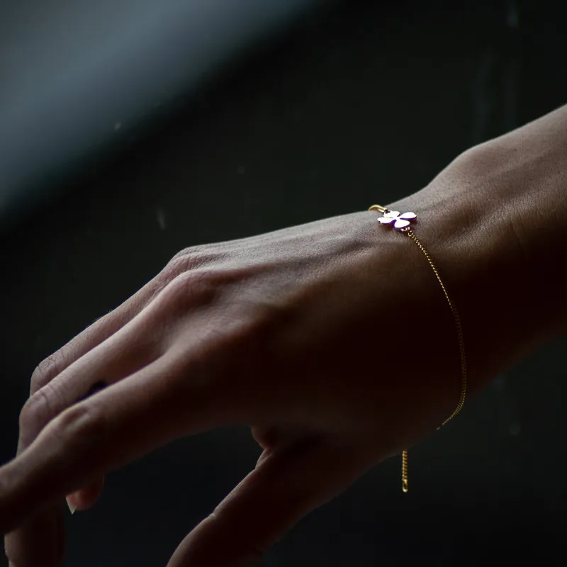 Sygeplejebutikken Gaver Til Sundhedspersonalet|Smykker*Armbånd med guldtone firkløver