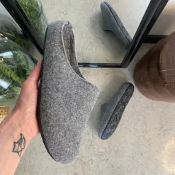 Sygeplejebutikken Hjemmesko|Sko Til Ældre*Behagelig hjemmesko i lysegrå filt