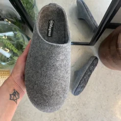 Sygeplejebutikken Hjemmesko|Sko Til Ældre*Behagelig hjemmesko i lysegrå filt
