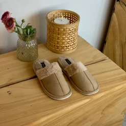 Sygeplejebutikken Hjemmesko|Sko På Tilbud*Beige hjemmesko med synlig pelskant