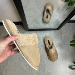 Sygeplejebutikken Hjemmesko|Sko På Tilbud*Beige hjemmesko med synlig pelskant