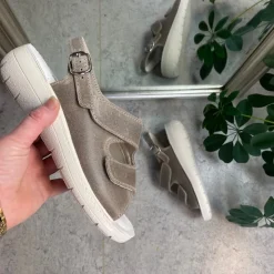 OrtoMed sko Sko På Tilbud*Bred ortopædisk sandal i beige med velcro, svangstøtte & ekstra plads til knyster