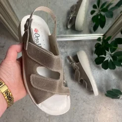 OrtoMed sko Sko På Tilbud*Bred ortopædisk sandal i beige med velcro, svangstøtte & ekstra plads til knyster