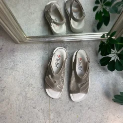 OrtoMed sko Sko På Tilbud*Bred ortopædisk sandal i beige med velcro, svangstøtte & ekstra plads til knyster