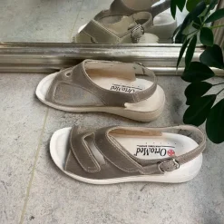 OrtoMed sko Sko På Tilbud*Bred ortopædisk sandal i beige med velcro, svangstøtte & ekstra plads til knyster