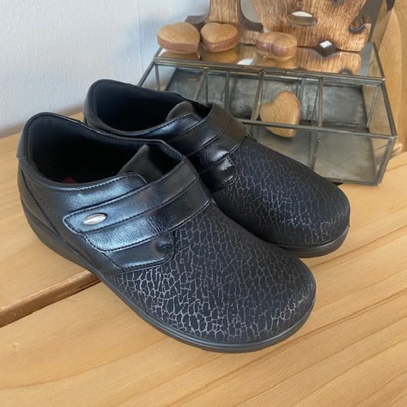 Sygeplejebutikken Sko Til Ældre|Sko Med Velcro*Damesko i sort PU med mønstret overdel, velcrolukning og fleksibel PU-sål