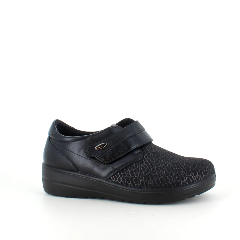 Sygeplejebutikken Sko Til Ældre|Sko Med Velcro*Damesko i sort PU med mønstret overdel, velcrolukning og fleksibel PU-sål