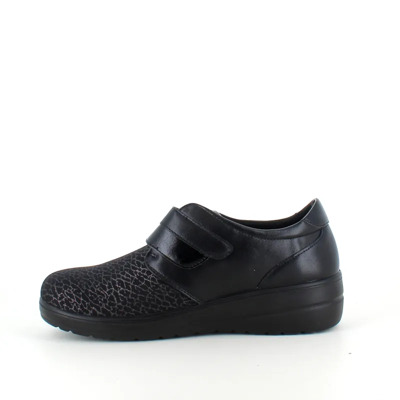 Sygeplejebutikken Sko Til Ældre|Sko Med Velcro*Damesko i sort PU med mønstret overdel, velcrolukning og fleksibel PU-sål
