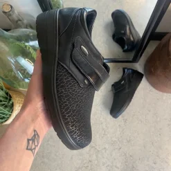 Sygeplejebutikken Sko Til Ældre|Sko Med Velcro*Damesko i sort PU med mønstret overdel, velcrolukning og fleksibel PU-sål