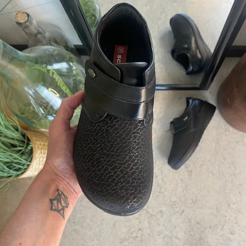 Sygeplejebutikken Sko Til Ældre|Sko Med Velcro*Damesko i sort PU med mønstret overdel, velcrolukning og fleksibel PU-sål