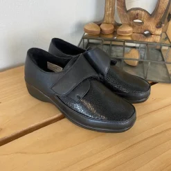 Sygeplejebutikken Sko Til Ældre|Sko Med Velcro*Damesko i sort PU med velcrolukning og varmt for
