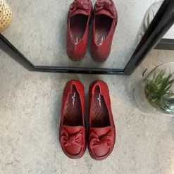 Sygeplejebutikken Slip On Sko|Gængesål*Elegant ballerina i bordeauxfarvet skind