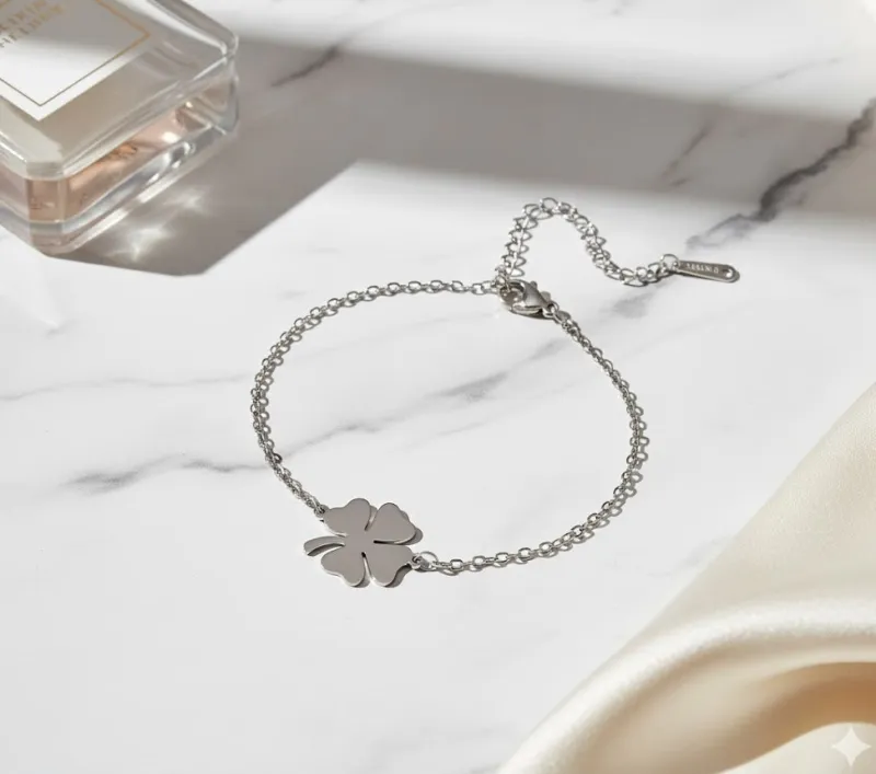 Sygeplejebutikken Gaver Til Sundhedspersonalet|Smykker*Elegant firkløver armbånd i sølvfarvet rustfrit stål – stilrent heldsmykke til enhver lejlighed