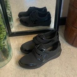 Sygeplejebutikken Knyster - Hallux Valgus|Diabetes Fødder*Elegant sko med velcro og flotte detaljer
