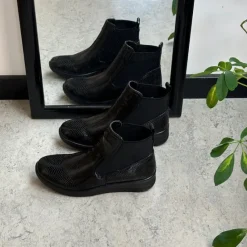 Sygeplejebutikken Kort Støvle Dame|Billige Vinter Støvler*Elegant sort lakstøvle med bred elastikåbning