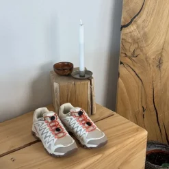 Sygeplejebutikken Sko På Tilbud*Fleksible beige sneakers med elastiksnørebånd.