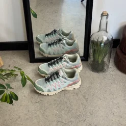 Sygeplejebutikken Sko På Tilbud*Fleksible blå sneakers med elastiksnørebånd.