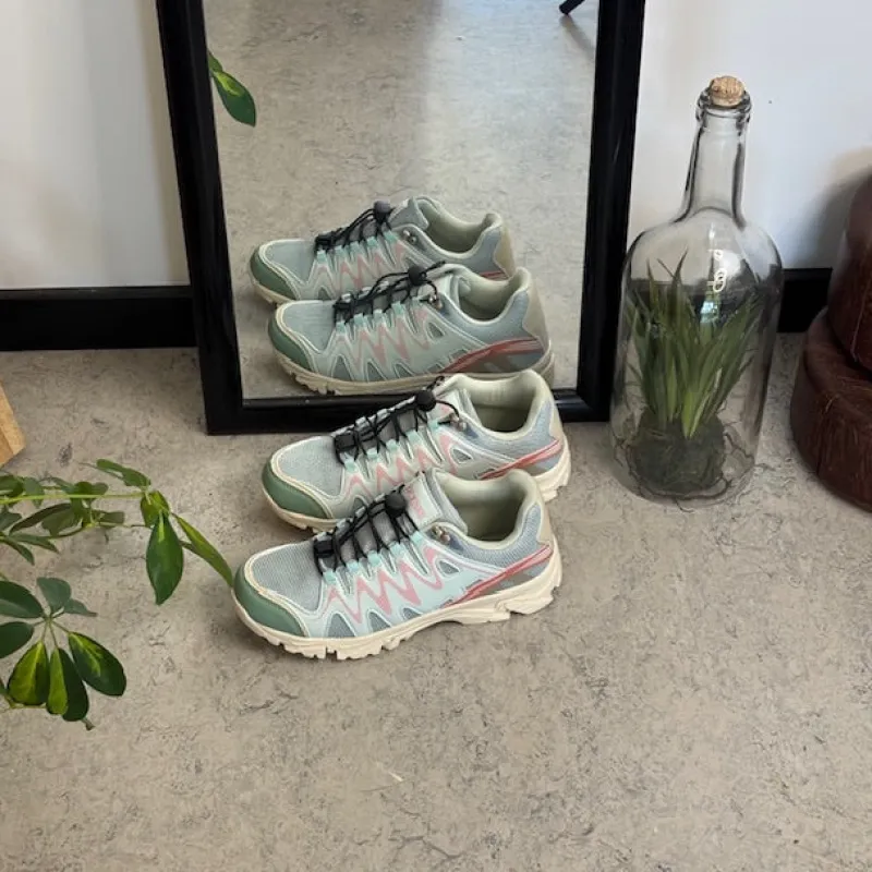 Sygeplejebutikken Sko På Tilbud*Fleksible blå sneakers med elastiksnørebånd.