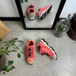 Sygeplejebutikken Sko På Tilbud*Fleksible laksefarvede sneakers med elastiksnørebånd.