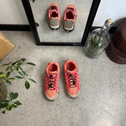 Sygeplejebutikken Sko På Tilbud*Fleksible laksefarvede sneakers med elastiksnørebånd.