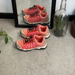 Sygeplejebutikken Sko På Tilbud*Fleksible laksefarvede sneakers med elastiksnørebånd.