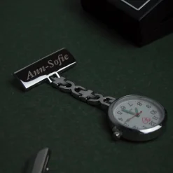 Sygeplejebutikken Gravering*Flot sygeplejeur med gravering