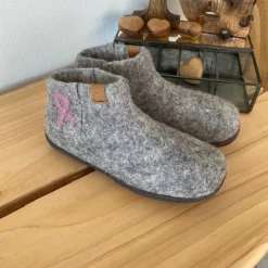 Green Comfort Hjemmesko|Sko Til Brede Fødder Og Høj Vrist*uld hjemmesko med rågummi bund og Støt Brysterne logo