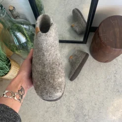 Green Comfort Hjemmesko|Sko Til Brede Fødder Og Høj Vrist*uld hjemmesko med rågummi bund og Støt Brysterne logo