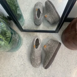 Green Comfort Hjemmesko|Sko Til Brede Fødder Og Høj Vrist*uld hjemmesko med rågummi bund og Støt Brysterne logo