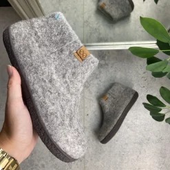 Green Comfort Hjemmesko|Overgangssko*Høj lysegrå hjemmesko i uld med skridhæmmende såler fra