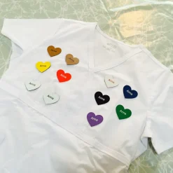 Sygeplejebutikken Navneskilte*Hjerte navneskilt med magnet på bagsiden