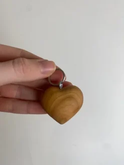 Sygeplejebutikken Gaver Til Sundhedspersonalet*Hjertenøglering i træ - omsorg og kærlighed lige ved hånden