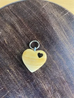 Sygeplejebutikken Gaver Til Sundhedspersonalet*Hjertenøglering i træ med udskåret hjerte - unik gave med symbolsk betydning