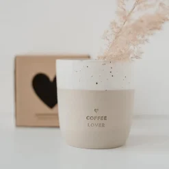Sygeplejebutikken Gaver Til Sundhedspersonalet*Håndlavet keramik krus uden hank – med indgraveret tekst Coffee Lover
