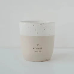 Sygeplejebutikken Gaver Til Sundhedspersonalet*Håndlavet keramik krus uden hank – med indgraveret tekst Coffee Lover