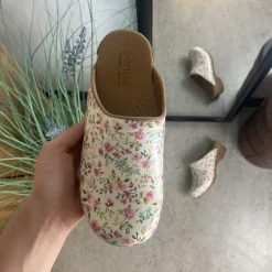 Sanita Clogs|Træsko Dame Modeller*Hvid -træsko med smukt blomsterprint.