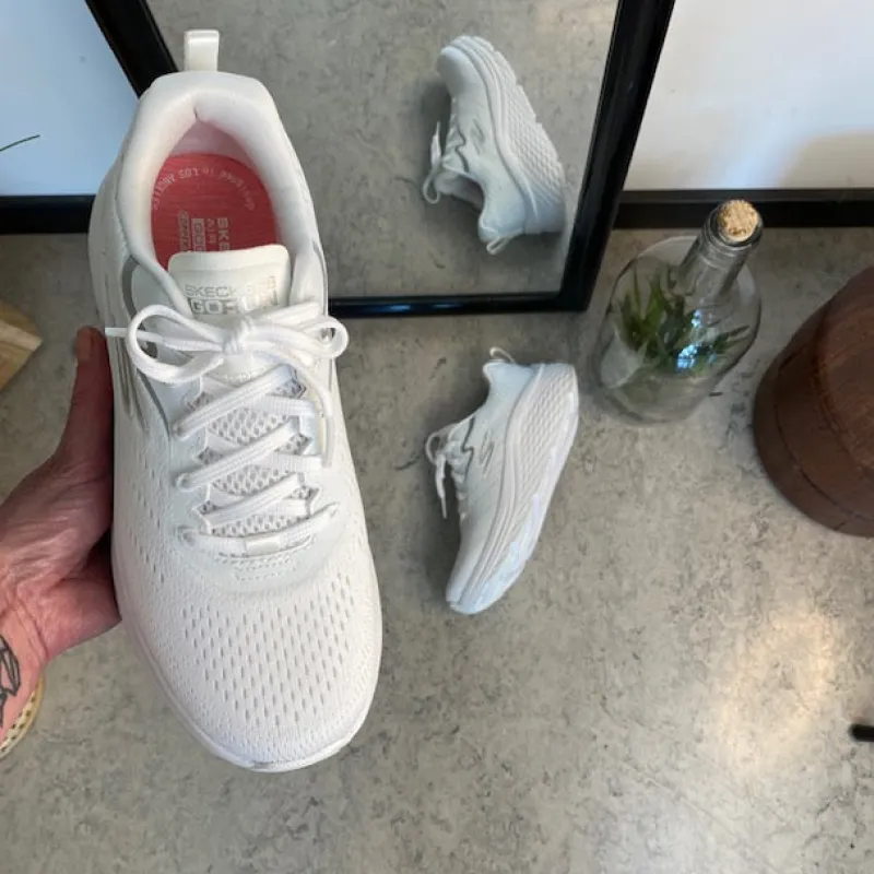 Skechers Sko På Tilbud*Hvid Max Cushion sko – optimal støtte og uovertruffen komfort.