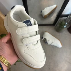 Sygeplejebutikken Sko På Tilbud*Hvid sko med velcroremme og ekstra stødabsorbering i hælen