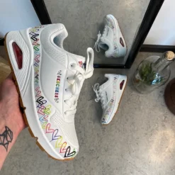 Skechers Hælsporer|Platfodet*Hvide sko med flotte hjertedetaljer