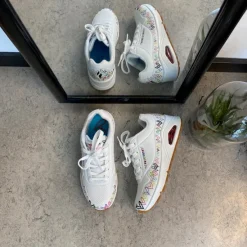 Skechers Hælsporer|Platfodet*Hvide sko med flotte hjertedetaljer