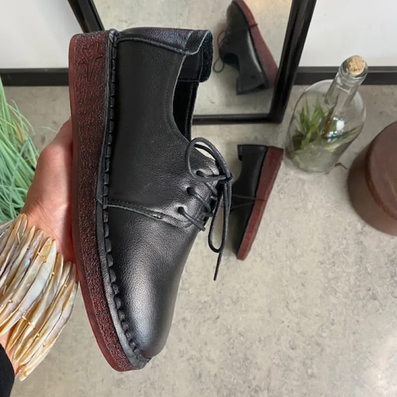 Sygeplejebutikken Stødabsorberende Sko*Klassisk sort snøresko i glat skind med udtagelig indersål & fleksibel gummisål