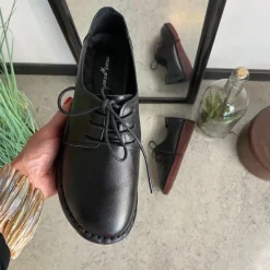 Sygeplejebutikken Stødabsorberende Sko*Klassisk sort snøresko i glat skind med udtagelig indersål & fleksibel gummisål