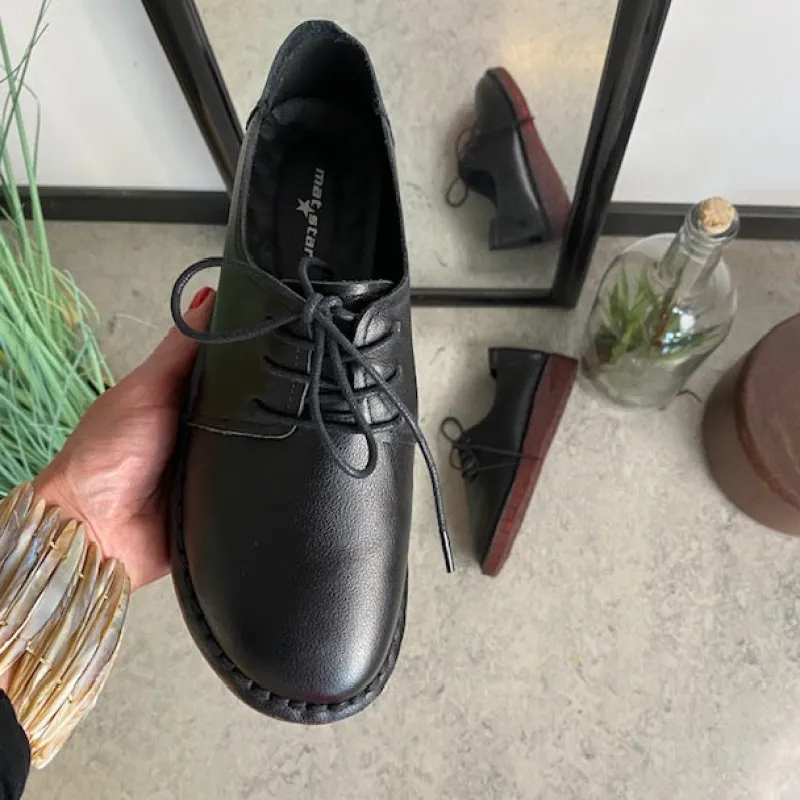 Sygeplejebutikken Stødabsorberende Sko*Klassisk sort snøresko i glat skind med udtagelig indersål & fleksibel gummisål