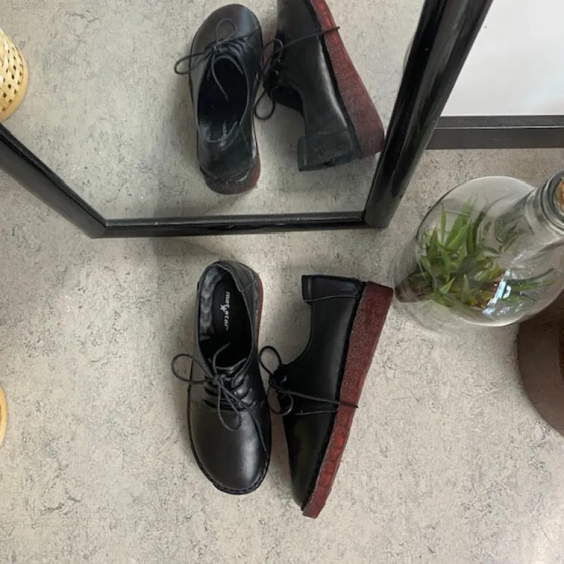 Sygeplejebutikken Stødabsorberende Sko*Klassisk sort snøresko i glat skind med udtagelig indersål & fleksibel gummisål