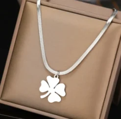 Sygeplejebutikken Gaver Til Sundhedspersonalet|Smykker*Kløver halskæde i Sølvtone