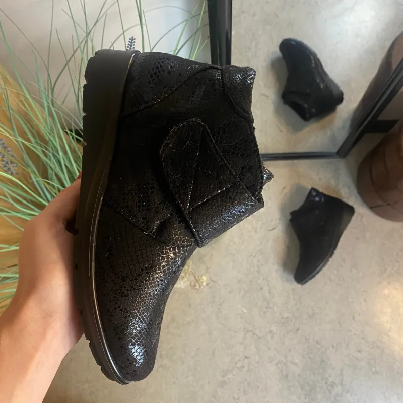 Sygeplejebutikken Kort Støvle Dame|Sorte Støvletter*Kort damestøvle med velcrolukning